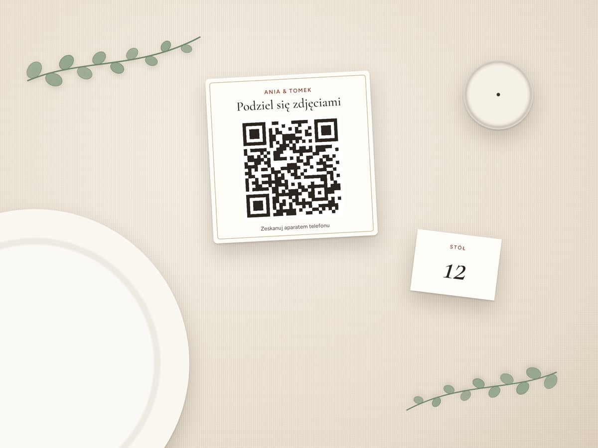 Karta z kodem QR obok numeru stołu
